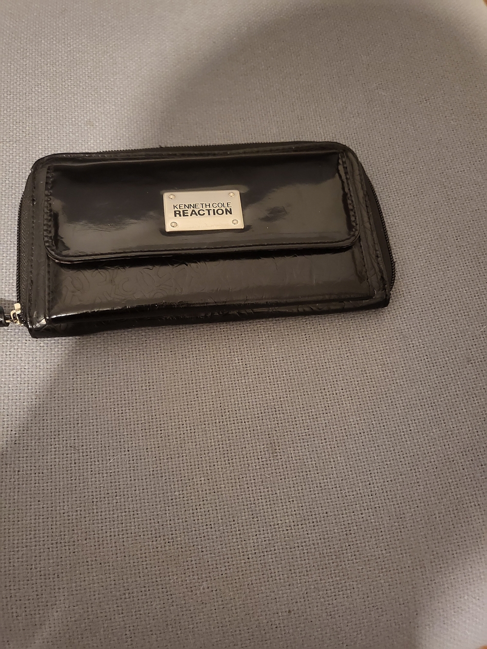 NEVER USED Kenneth Cole Reaction Glossy Black Patent Zip Wallet